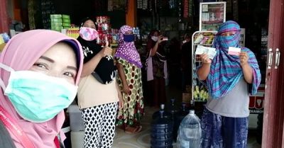 Terima Bansos PKH, Warga Diimbau Ikut Anjuran Pemerintah untuk Cegah Virus Corona - Kabar Harian Bima