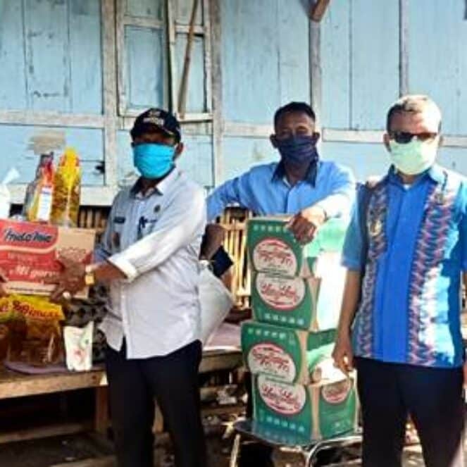 Pemdes Bajo Bagikan Sembako dan Masker untuk Warga Diisolasi 14 Hari