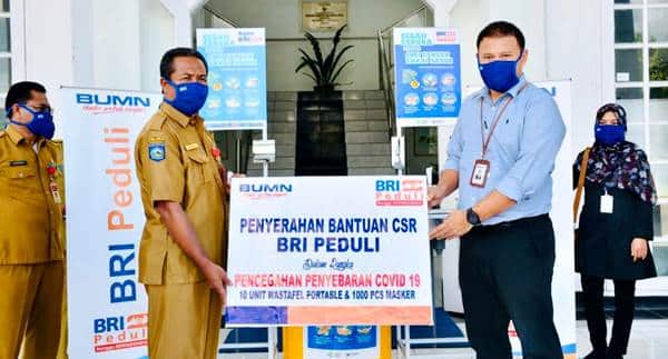 Sekda Terima Portable Wastafel dan 1.000 Masker Bantuan dari BRI Cabang Bima - Kabar Harian Bima