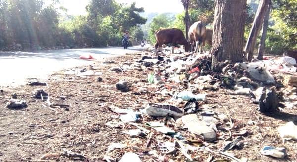Jorok, Banyak Sampah Berserakan dan Berbau di Pinggir Jalan Desa Renda - Kabar Harian Bima