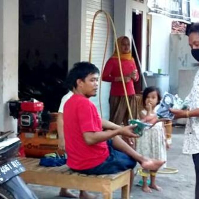 Terus Cegah Corona, Pemuda Penatoi Bagikan Masker dan Hand Sanitizer