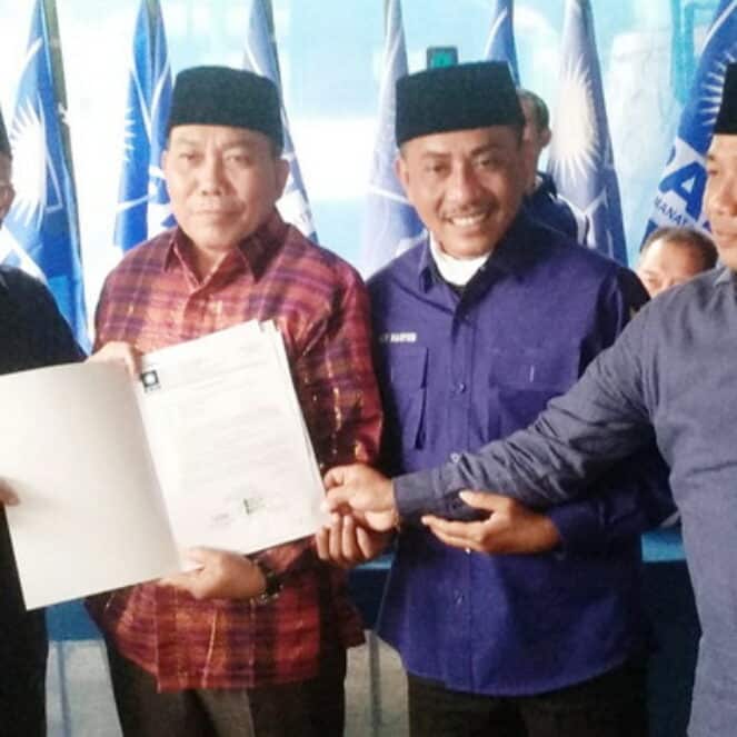 Ketua DPW PAN Resmi Serahkan SK ke Pasangan Syafa’ad