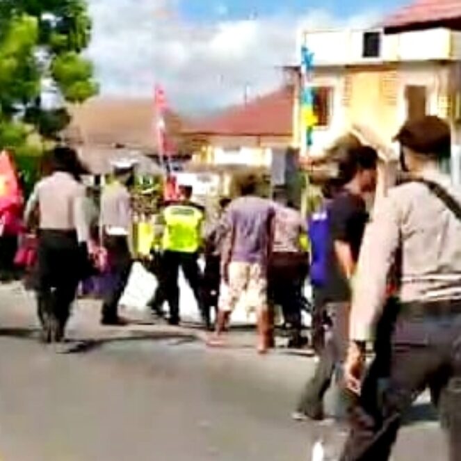 Aksi Demonstrasi LMND Bima Berujung Bentrok dengan Aparat