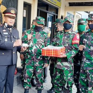 HUT Bhayangkara ke-74, Anggota TNI Bawa Kado Istimewa untuk Polsek Rastim