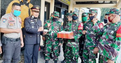 HUT Bhayangkara ke-74, Anggota TNI Bawa Kado Istimewa untuk Polsek Rastim - Kabar Harian Bima