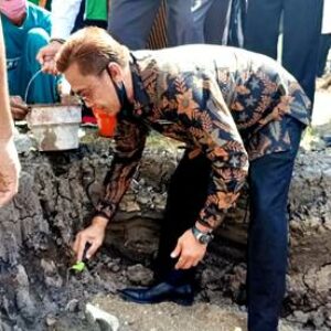 Wawali Bima Letakan Batu Pertama Pembangunan Masjid Nurul Iman SMAN 2 Kota Bima