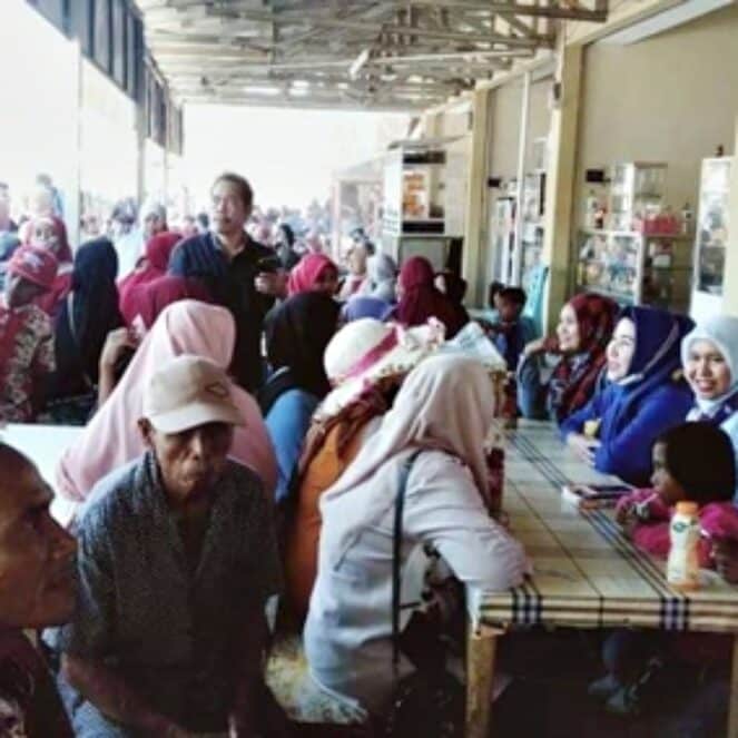 Ratusan Emak-Emak Ditraktir Umi Eka Calon Wakil H Arifin