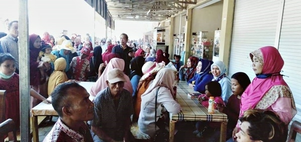 Ratusan Emak-Emak Ditraktir Umi Eka Calon Wakil H Arifin - Kabar Harian Bima