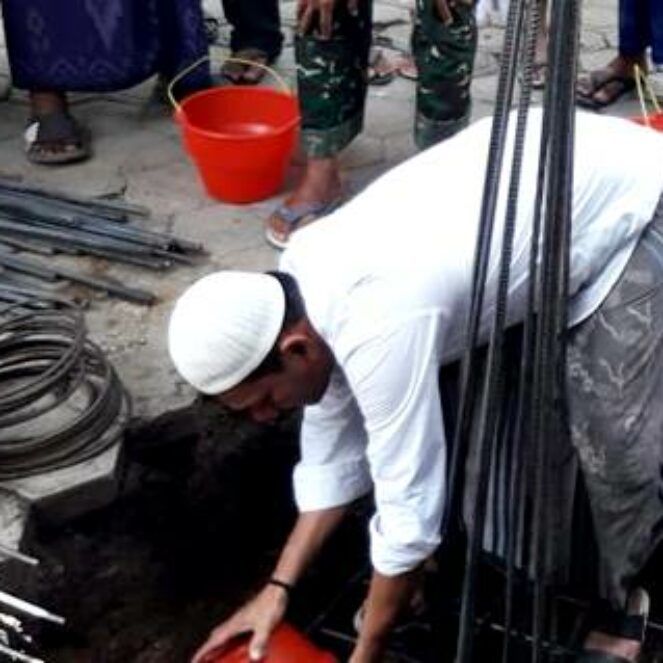 Ketua DPRD Kota Bima Letakan Batu Pertama Pembangunan Masjid Al Ikhlas Santi