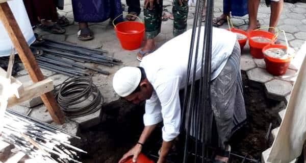 Ketua DPRD Kota Bima Letakan Batu Pertama Pembangunan Masjid Al Ikhlas Santi - Kabar Harian Bima