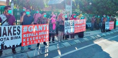 Demonstrasi Nakes, #Ganti Kepala Dinas Kesehatan Kota Bima - Kabar Harian Bima