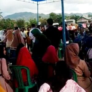 Blusukan di Parado, Umi Eka Disambut Ratusan Emak-Emak