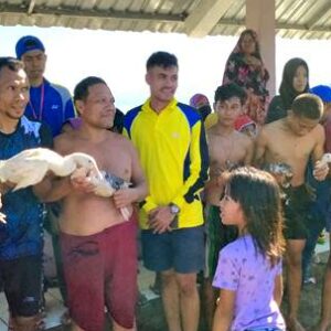 Rayakan HUT RI, STIE Bima dan Pemdes Bajo Gelar Lomba Tangkap Bebek di Laut - Kabar Harian Bima