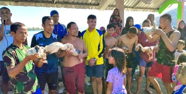 Rayakan HUT RI, STIE Bima dan Pemdes Bajo Gelar Lomba Tangkap Bebek di Laut - Kabar Harian Bima