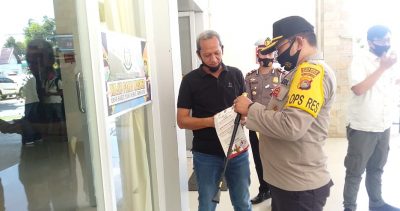 Polres Bima Kota Keliling Pasang Stiker Wajib Masker - Kabar Harian Bima