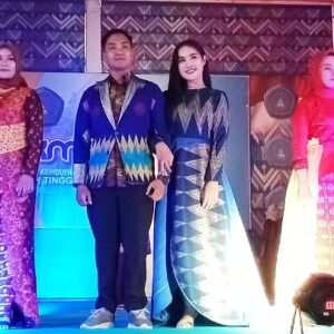 Fashion Show Tenunan Bima, MABA STIE Bima Unjuk Kebolehan - Kabar Harian Bima