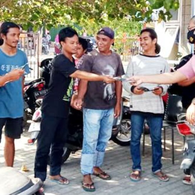 Unit Intelkam Polsek Rasbar Bagikan Masker untuk Petugas Parkir di Pasar Amahami