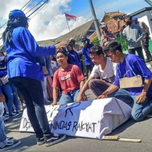 Aksi Teatrikal Mahasiswa STIE Tolak Pengesahan UU Cipta Kerja