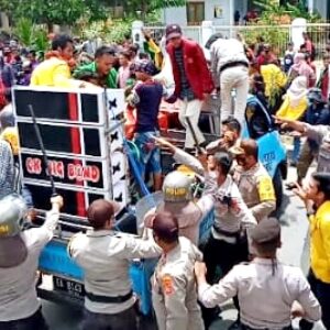 Aksi Tolak UU Omnibus Law Berakhir Bentrok, 2 Polwan Terluka - Kabar Harian Bima