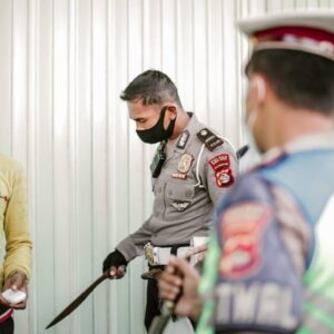 Bawa Sajam, Pria Ini Diamankan Saat Razia Masker