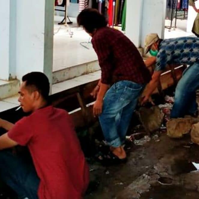 UPT SDP Pasar Amahami Bersihkan Saluran Parit Tersumbat
