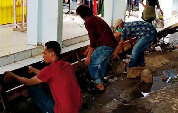 UPT SDP Pasar Amahami Bersihkan Saluran Parit Tersumbat - Kabar Harian Bima