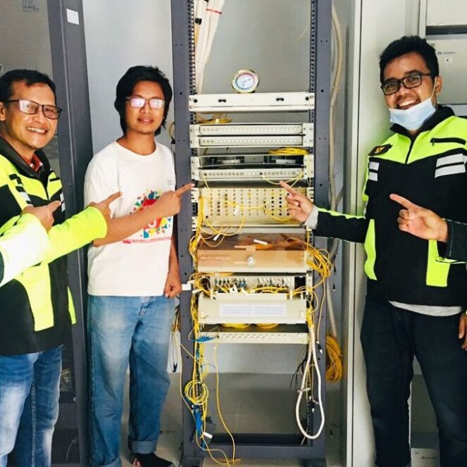 GM Witel NTB Cek Perangkat Telkom dan Tanam Mangrove di Kolo