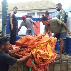 TNI-Polri Amankan Puluhan Jerigen Miras di Pelabuhan Sape - Kabar Harian Bima