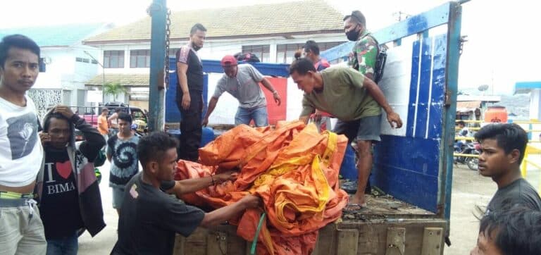 TNI-Polri Amankan Puluhan Jerigen Miras di Pelabuhan Sape - Kabar Harian Bima