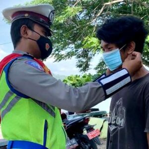Sat Lantas Bagikan Masker dan Hand Sanitizer di Pantai Lawata