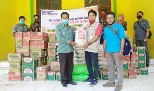 Bulog Bima bersama PWI Bantu Korban Banjir di Kecamatan Sanggar - Kabar Harian Bima