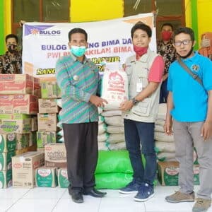 Bulog Bima bersama PWI Bantu Korban Banjir di Kecamatan Sanggar - Kabar Harian Bima