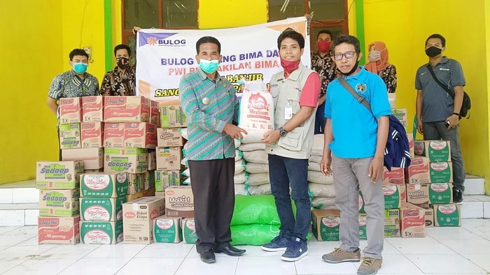 Bulog Bima bersama PWI Bantu Korban Banjir di Kecamatan Sanggar - Kabar Harian Bima