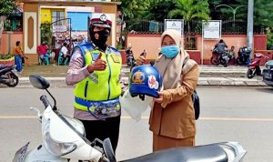 Pengendara Taat Aturan Dapat Helm Gratis dari Polres Bima Kota - Kabar Harian Bima