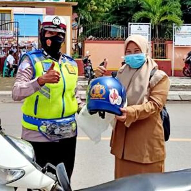 Pengendara Taat Aturan Dapat Helm Gratis dari Polres Bima Kota