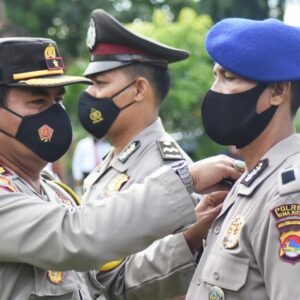 87 Anggota Polres Bima Kota dan Brimob Naik Pangkat