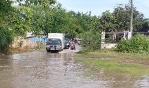 Hujan Lebat, Air Menggenangi Wilayah Perbatasan Cenggu dan Tente - Kabar Harian Bima