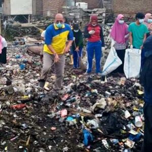 PKM Kolo dan Pemerintah Kelurahan Bersihkan Sampah Laut