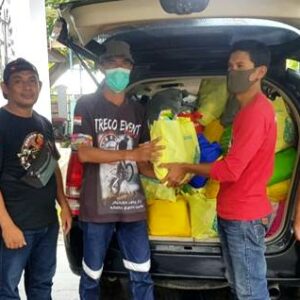 Panitia Fun Trabas Bima Salurkan Sembako untuk Warga Ambalawi - Kabar Harian Bima