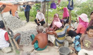 Temui Para Pemecah Batu, Ketua DPRD Kota Bima Serap Aspirasi - Kabar Harian Bima