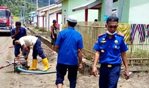 Damkar Bersihkan Sisa Banjir Terjang Rumah Relokasi - Kabar Harian Bima