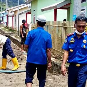 Damkar Bersihkan Sisa Banjir Terjang Rumah Relokasi - Kabar Harian Bima
