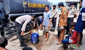 Warga Melayu Kesulitan Kebutuhan Dasar, Polres Bima Kota Salurkan Air Bersih - Kabar Harian Bima