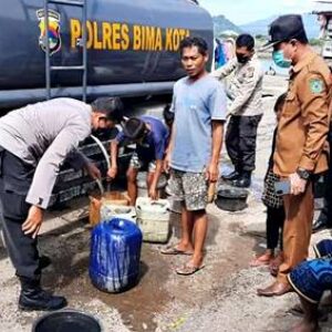 Warga Melayu Kesulitan Kebutuhan Dasar, Polres Bima Kota Salurkan Air Bersih