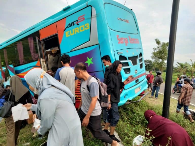 Penumpang Terlantar, Manajemen Bus Surya Kencana Diminta Bertanggung Jawab - Kabar Harian Bima
