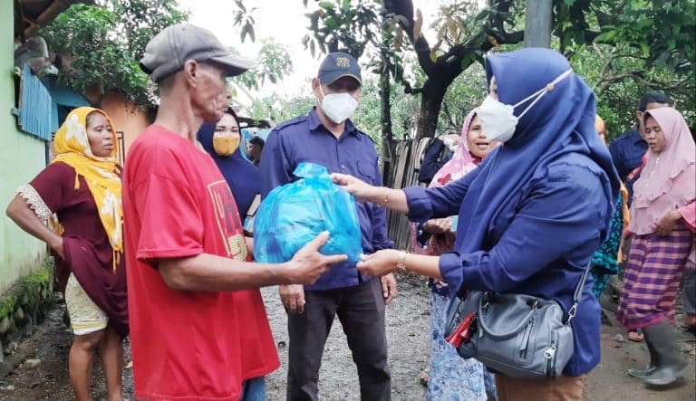 KPU Kota Bima Bantu Korban Banjir di Desa Sie - Kabar Harian Bima