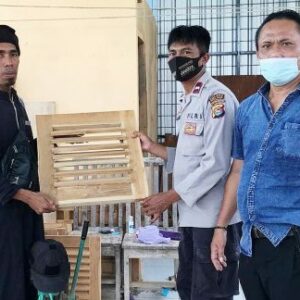 Dukung Program Kampung Sehat, Ustadz Gunawan Kembangkan Usaha Mebel di Kelurahan Penatoi
