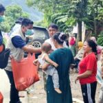 Bantu Korban Banjir, Bulog Bima Bagikan Beras 12 Ton dan Nasi Bungkus - Kabar Harian Bima