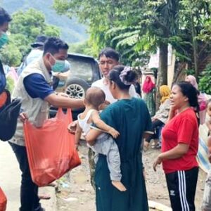 Bantu Korban Banjir, Bulog Bima Bagikan Beras 12 Ton dan Nasi Bungkus