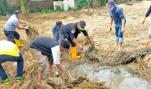 Disnakertrans Gotong Royong Bersihkan MIN Sakuru yang Terendam Banjir - Kabar Harian Bima